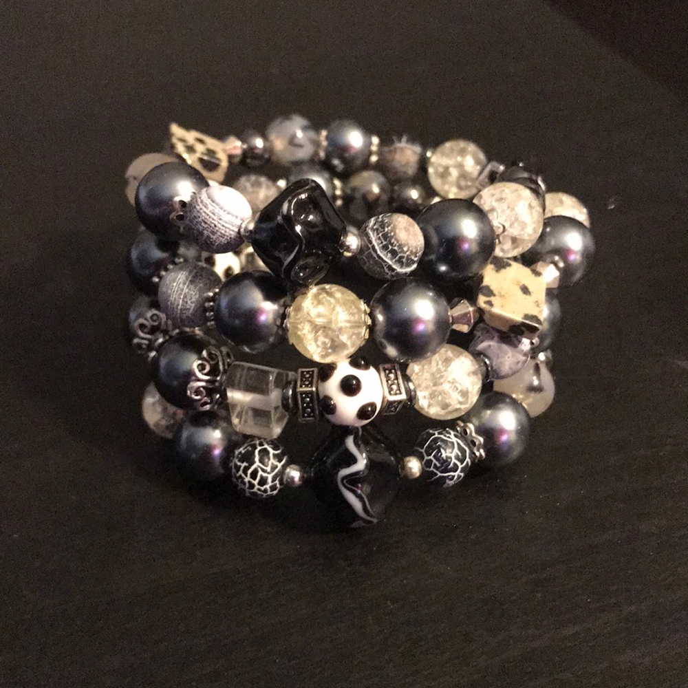 Hand crafted black & white memory wire bracelet - Picture 2 of 6